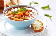 Италианска зеленчукова супа Минестроне с бял боб (фасул), стъбла целина, моркови, лук и чесън (оригинална класическа рецепта)